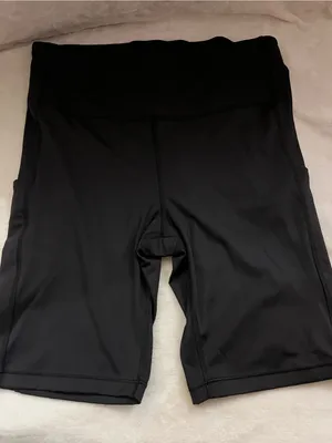 Athleta Ultimate Stash Pocket Shorts in black size large thumbnail 2