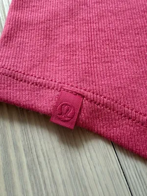 Lululemon raspberry coulis hold tight short sleeve size 4 thumbnail 5