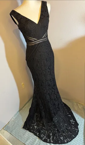 Lulu's Black Lace V-Neck Maxi Dress thumbnail 1