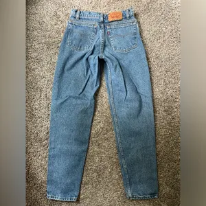Levi’s Mid Wash High Rise Denim Mom Jean thumbnail 7