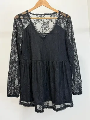 Torrid Lace Peplum Top – V‑Neck – Long Sleeve Sz1X(14-16)NWOT thumbnail 1