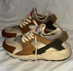 Stüssy x Nike Air Huarache LE "Desert Oak" 2021 - DD1381-200 Size 7.5 thumbnail 1