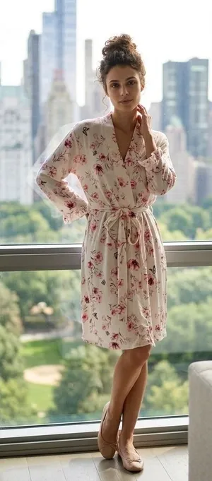 Laura Ashley Womens Pink‎ Floral Butterfly Print Robe White Small 3007-S1 thumbnail 1