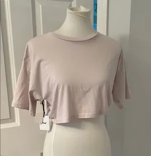Cute Brand new with Tags Aritzia TNA Light Pink Super Cropped Tee thumbnail 1