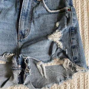 Abercrombie and Fitch high rise light wash mom shorts size 25 thumbnail 4