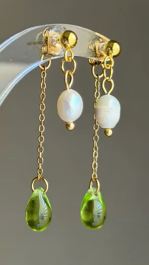 Handmade green mini teardrop Czech glass beads & freshwater pearls earrings💚 thumbnail 1