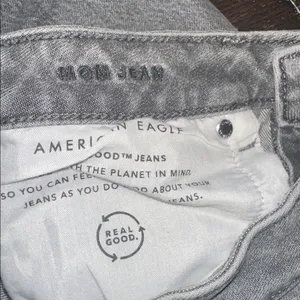 American Eagle Outfitters MOM jeans Light Gray Denim size 6 regular distressed thumbnail 6