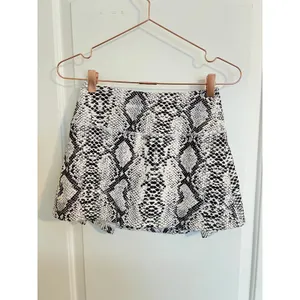 Soothfeel Tennis Skort Womens XS Black White Snakeskin Print Athletic Golf Mini‎ thumbnail 2