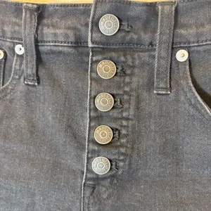 Madewell‎ High-Rise Denim Shorts Size 26 Black Button Fly Raw Hem G5167 thumbnail 3