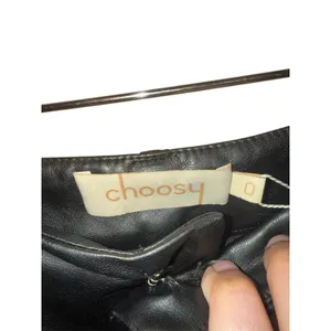 NEW Choosy Faux Leather Women Sz 0 Black Pleated Zip Dark Academia Grunge Shorts thumbnail 3