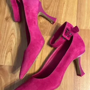 Gianni Bini Pink Suede Heels size 9M thumbnail 2