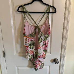 XXL Hurley Bayshore Pink Womens‎ One Piece Bathing Suit Swimwear Floral NWT thumbnail 3