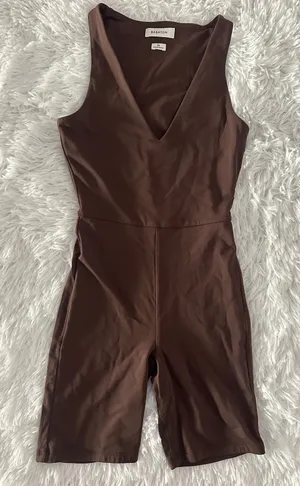 Aritzia Babaton Contour V-Neck Shorts Romper XS‎ thumbnail 1