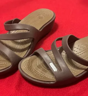 CROCS Women’s Brown T-Strap Wedge Sandals W 7 thumbnail 1
