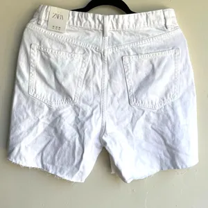 NWT 10 Zara White Distressed Denim Ripped High Rise Shorts Boho Festival Grunge thumbnail 3