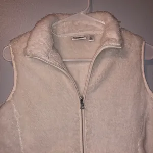 NWOT fluffy winter vest Size undefined thumbnail 3