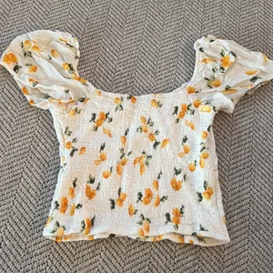 Abercrombie 🍋 crop top thumbnail 7