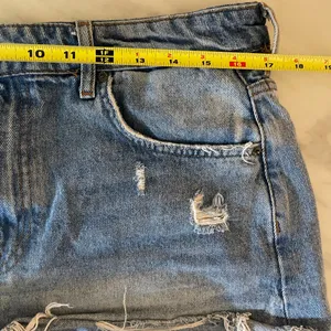 ZARA Distressed Denim Shorts Light Wash Cutoff Raw Hem Women’s US 10 thumbnail 5
