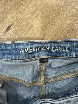 American Eagle Classic High-Rise Distressed Women's Blue Jeans - mom jeans strigid thumbnail 2