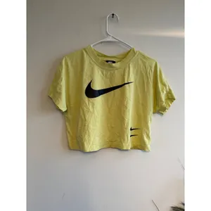 Nike Womens Cropped T-Shirt Lime Yellow Graphic‎ Swoosh Boxy Tee Size M 3370 thumbnail 2