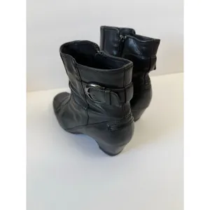 Clarks Artisan Dara Black Leather Ankle Bootie Heels Buckle Side Zip Women's 7.5 thumbnail 3
