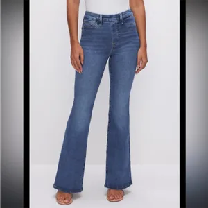 $98 Good American GA 3 (large) power stretch pull on slight flare jeans GLS478T thumbnail 3