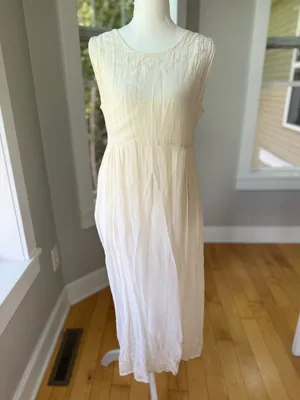 Vintage Diamond Dresses Ivory Floral Embroidered Tie Back Sleeveless Maxi Dress thumbnail 2
