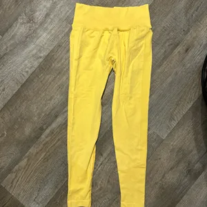 Yellow booty snatching workout clothes Size L thumbnail 2