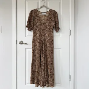 Faithfull the Brand Maggie Midi Dress in the Charlie Leopard Print thumbnail 4