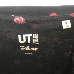 Uniqlo UT Disney Black and Red Snow White Poison Apple Tee Shirt thumbnail 4