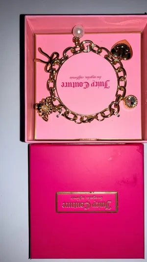 NIB Juicy Couture‎ Goldtone Charm Bracelet Charms Logo Y2K Bow Heart Pearl thumbnail 1