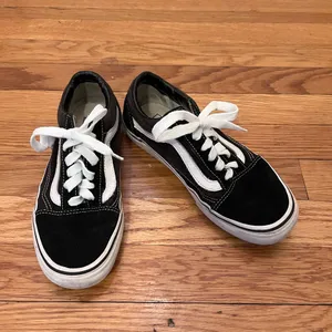 Vans Old Skool Black and White Skate Shoes Low Top Size 6.5 Women’s Streetwear thumbnail 2