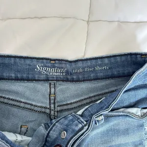 Signature by Levi Strauss Womens‎ High Rise Modern Denim Shorts Stretch thumbnail 2