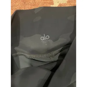 Alo Yoga High-Wasted Army Green Camo Leggings Small thumbnail 5