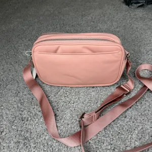 Lululemon Crossbody Camera Bag Pink Peony 2L Water Repellent LW9DT3S PNPA thumbnail 2
