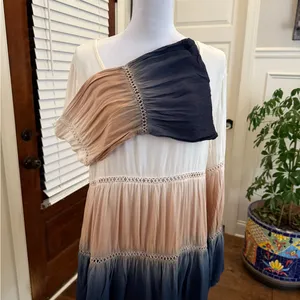 Entro EUC Elegant Bell Sleeve Embroidered Detail Ombre Women's Top thumbnail 4