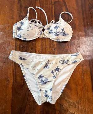Hollister Swim Womens Small Blue White Tropical Toile Underwire Bikini Set 2pc thumbnail 1