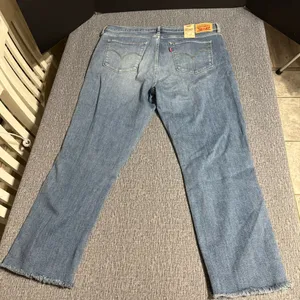 Levi’s 724 High Rise Straight Cropped Jeans thumbnail 4