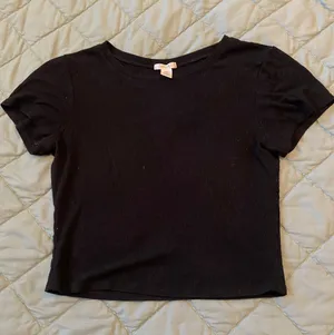 Black Basic Tshirt Size M thumbnail 1