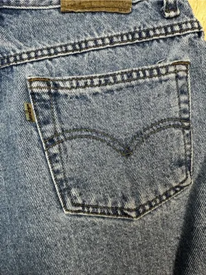 Women’s Levi's 900 Series Vintage High-Waist Blue Denim Shorts thumbnail 8