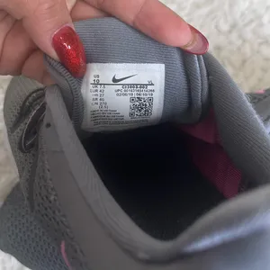 Nike Women's Size 10 Quest Grey Pink Running Sneakers thumbnail 7