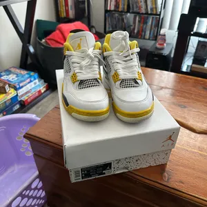 Women’s Air Jordan 4 Retro thumbnail 3