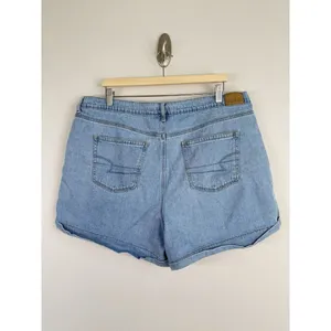 American‎ Eagle Women’s Pleated Front Moms Shorts Light Blue Wash Denim Size 20 thumbnail 2
