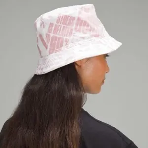 Lululemon NWT S/M Both Ways Reversible Bucket Hat in Manifesto Print &‎ Bone thumbnail 2