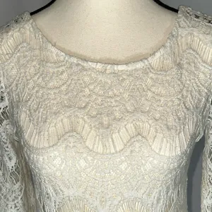 Gimmicks by BKE Ivory Lace Boho Top Zipper Back Size Medium Women’s EUC thumbnail 2