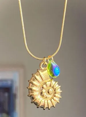 Handmade gold tone stainless steel boho chic beach shell ammonite & teardrop necklace🌀🐚🌊 thumbnail 1
