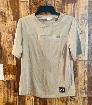 Gym Shark women's athletic T-shirt grayish/ brownish short sleeve size medium. 25 length x 19 width thumbnail 1