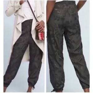 Anthropologie Satin Floral Embossed Tapered‎ Leg Pants Women's S Black thumbnail 7