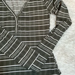 Rue‎ 21 Olive Green White Stripe Ribbed Henley Long Sleeve Top Shirt Womens Sz M thumbnail 2