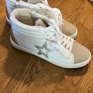 Time and Tru Women White Tan High Top Star Sneakers Side Zip 6.5‎ WMTT40AM036 thumbnail 2